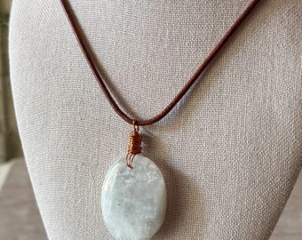 Collar de cordón de cuero marrón con colgante de piedra lunar envuelto en alambre de cobre hecho a mano