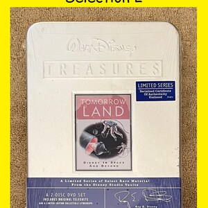 K&ouml;nnte beinhalten: Eine silberne Metalldose mit einem wei&szlig;en Etikett, auf dem das Walt Disney Treasures-Logo und der Titel "Tomorrow Land" zu sehen sind. Das Etikett enth&auml;lt auch den Text "Disney in Space and Beyond" und "A Limited Series of Select Rare Material From the Disney Studio Vaults". Die Dose ist ein 2-Disc-DVD-Set, das Original-Sendungen und eine limitierte Sammlerlithografie enth&auml;lt. Die Dose ist von Roy E. Disney signiert.