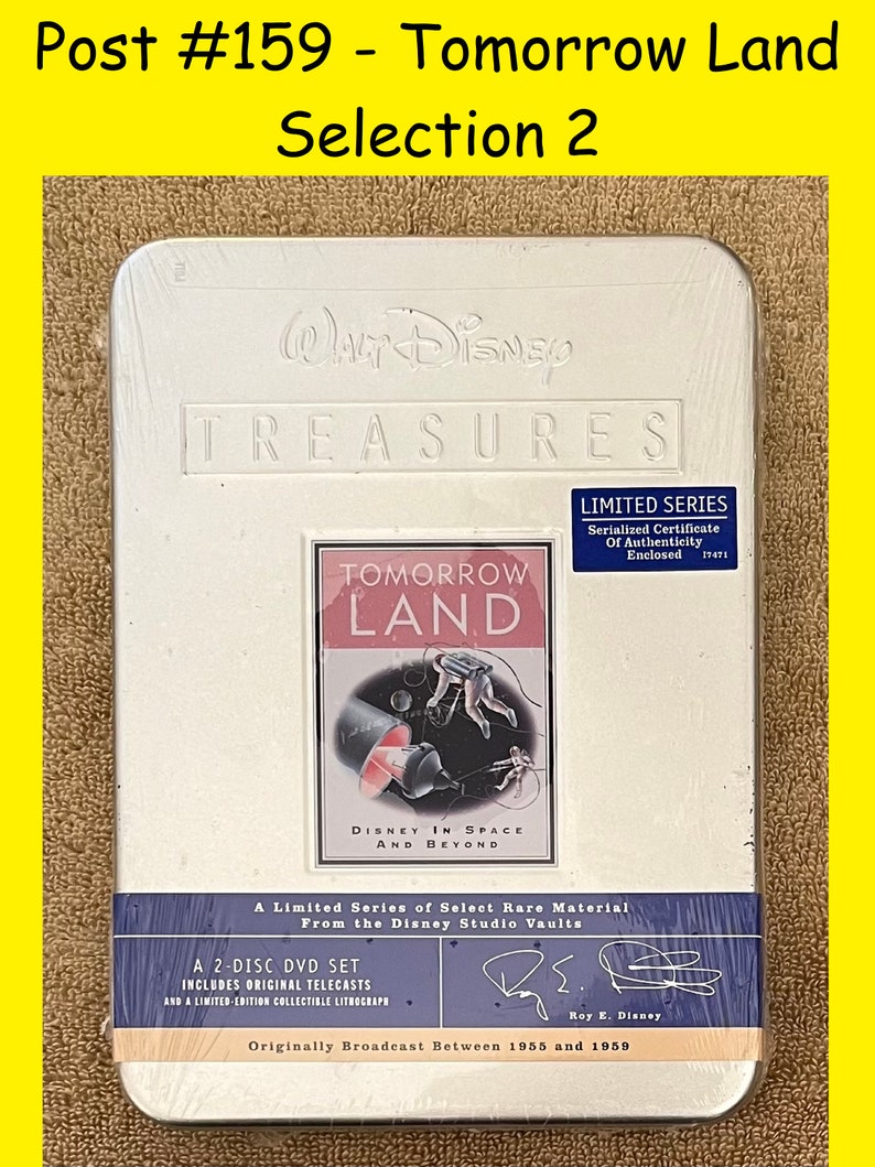 K&ouml;nnte beinhalten: Eine silberne Metalldose mit einem wei&szlig;en Etikett, auf dem das Walt Disney Treasures-Logo und der Titel "Tomorrow Land" zu sehen sind. Das Etikett enth&auml;lt auch den Text "Disney in Space and Beyond" und "A Limited Series of Select Rare Material From the Disney Studio Vaults". Die Dose ist ein 2-Disc-DVD-Set, das Original-Sendungen und eine limitierte Sammlerlithografie enth&auml;lt. Die Dose ist von Roy E. Disney signiert.