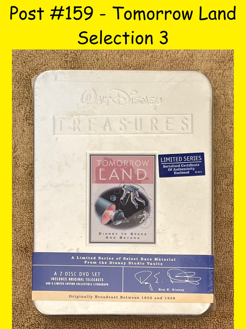 K&ouml;nnte beinhalten: Ein wei&szlig;es DVD-Geh&auml;use aus Metall mit einem blauen und wei&szlig;en Etikett, das eine Weltraum-Illustration mit einer Rakete und Astronauten zeigt. Das Etikett lautet "Tomorrow Land: Disney im Weltraum und dar&uuml;ber hinaus". Das Geh&auml;use ist Teil einer limitierten Serie von Walt Disney Treasures.