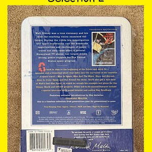 K&ouml;nnte beinhalten: Eine silberne Blechdose mit einem bunten Bild einer Raumstation und dem Text "Space Station X-1" und "Tomorrowland". Die R&uuml;ckseite der Blechdose enth&auml;lt eine Beschreibung der Walt Disney Tomorrowland-Serie, einschlie&szlig;lich eines exklusiven Interviews mit dem bekannten Zukunftsforscher und Autor Ray Bradbury. Der Text "ISBN 0-7888-5020-2" und ein Barcode sind ebenfalls sichtbar.