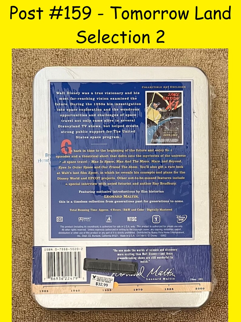 K&ouml;nnte beinhalten: Eine silberne Blechdose mit einem bunten Bild einer Raumstation und dem Text "Space Station X-1" und "Tomorrowland". Die R&uuml;ckseite der Blechdose enth&auml;lt eine Beschreibung der Walt Disney Tomorrowland-Serie, einschlie&szlig;lich eines exklusiven Interviews mit dem bekannten Zukunftsforscher und Autor Ray Bradbury. Der Text "ISBN 0-7888-5020-2" und ein Barcode sind ebenfalls sichtbar.