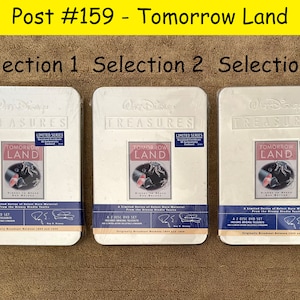 K&ouml;nnte beinhalten: Drei wei&szlig;e Metall-DVD-H&uuml;llen mit dem Text "Walt Disney Treasures" und "Tomorrow Land" auf der Vorderseite. Jede H&uuml;lle tr&auml;gt ein Etikett mit der Aufschrift "Limited Series" und ein Etikett mit der Aufschrift "2-Disc DVD Set".