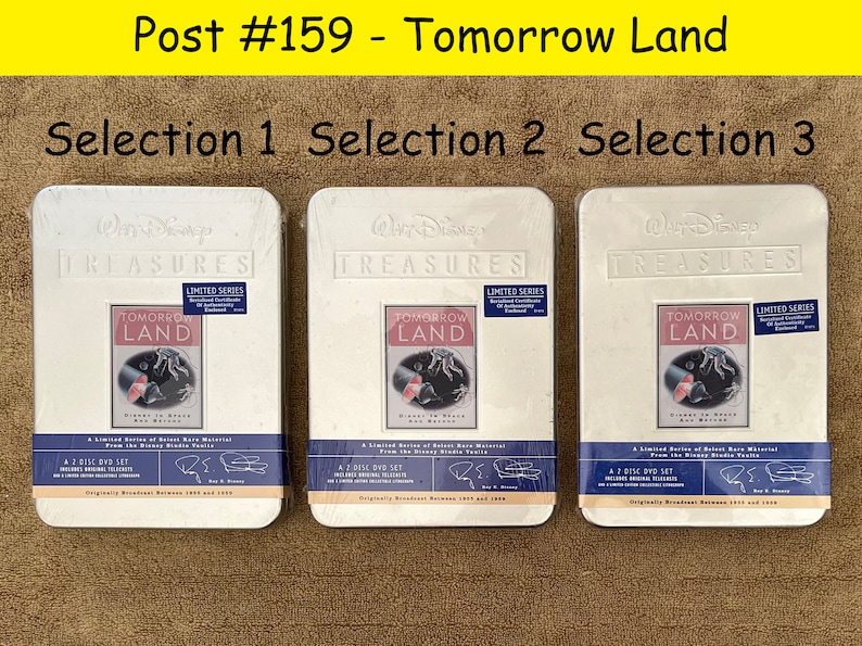 K&ouml;nnte beinhalten: Drei wei&szlig;e Metall-DVD-H&uuml;llen mit dem Text "Walt Disney Treasures" und "Tomorrow Land" auf der Vorderseite. Jede H&uuml;lle tr&auml;gt ein Etikett mit der Aufschrift "Limited Series" und ein Etikett mit der Aufschrift "2-Disc DVD Set".