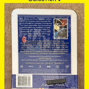 K&ouml;nnte beinhalten: Ein DVD-Geh&auml;use mit blau-wei&szlig;em Design, das eine Raumstation und den Text "Tomorrow Land" zeigt. Das Geh&auml;use enth&auml;lt eine Sammelkarte und ein Zitat von Leonard Maltin: "Niemand hat die Welten der Wissenschaft und Entdeckung so spannend gemacht wie Walt Disney - und diese bahnbrechenden Shows sind..."