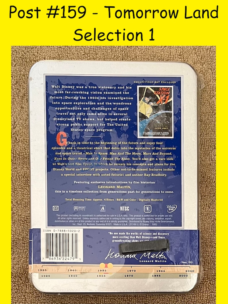 K&ouml;nnte beinhalten: Ein DVD-Geh&auml;use mit blau-wei&szlig;em Design, das eine Raumstation und den Text "Tomorrow Land" zeigt. Das Geh&auml;use enth&auml;lt eine Sammelkarte und ein Zitat von Leonard Maltin: "Niemand hat die Welten der Wissenschaft und Entdeckung so spannend gemacht wie Walt Disney - und diese bahnbrechenden Shows sind..."
