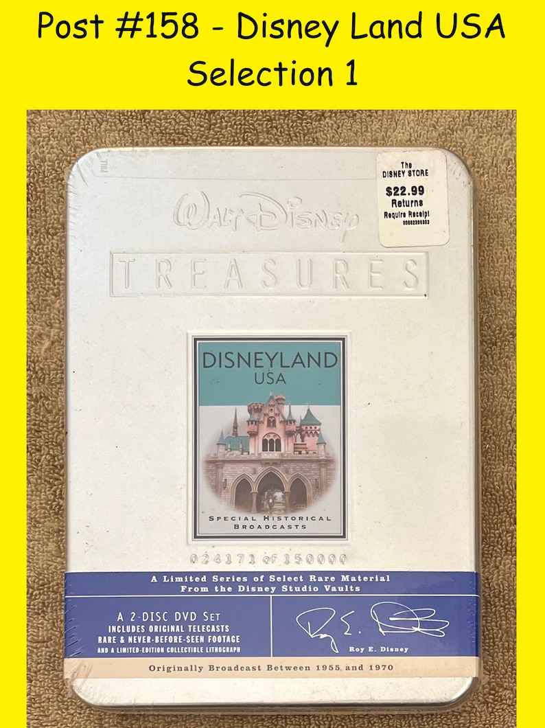 K&ouml;nnte beinhalten: Ein silbernes DVD-Geh&auml;use mit einem wei&szlig;en Etikett, das ein Bild von Dornr&ouml;schens Schloss in Disneyland zeigt. Das Etikett lautet "Walt Disney Treasures Disneyland USA Special Historical Broadcasts" und "A Limited Series of Select Rare Material from the Disney Studio Vaults". Das Geh&auml;use kostet 22,99&nbsp;&euro;.
