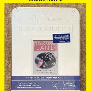K&ouml;nnte beinhalten: Eine wei&szlig;e Metalldose mit einem blauen und wei&szlig;en Etikett, auf dem "Walt Disney Treasures: Tomorrow Land - Disney in Space and Beyond" steht. Das Etikett enth&auml;lt auch ein begrenztes Serienzertifikat der Echtheit, das beigef&uuml;gt ist, ein 2-Disc-DVD-Set und eine limitierte Sammlerlithografie. Die Dose ist von Roy E. Disney signiert und gibt an, dass der Inhalt urspr&uuml;nglich zwischen 1955 und 1959 ausgestrahlt wurde.