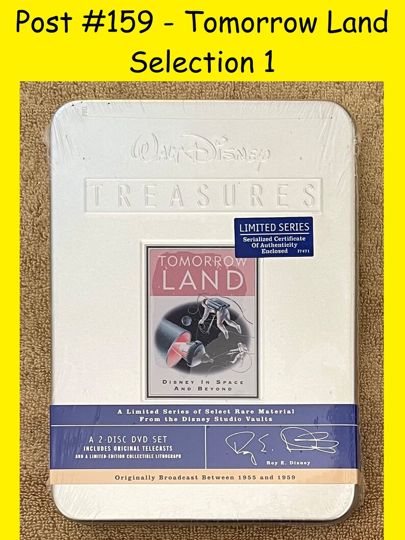 K&ouml;nnte beinhalten: Eine wei&szlig;e Metalldose mit einem blauen und wei&szlig;en Etikett, auf dem "Walt Disney Treasures: Tomorrow Land - Disney in Space and Beyond" steht. Das Etikett enth&auml;lt auch ein begrenztes Serienzertifikat der Echtheit, das beigef&uuml;gt ist, ein 2-Disc-DVD-Set und eine limitierte Sammlerlithografie. Die Dose ist von Roy E. Disney signiert und gibt an, dass der Inhalt urspr&uuml;nglich zwischen 1955 und 1959 ausgestrahlt wurde.