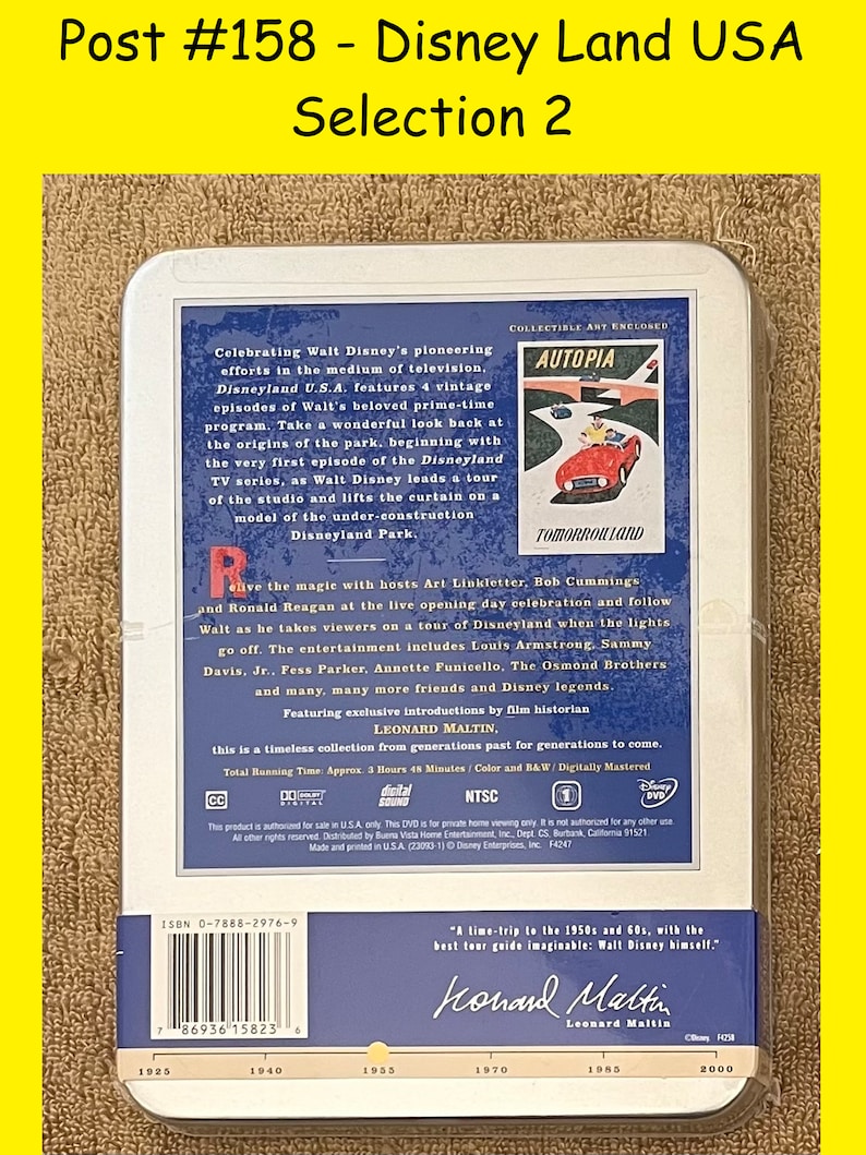 K&ouml;nnte beinhalten: Ein DVD-Geh&auml;use mit blau-wei&szlig;em Design, das ein Vintage-Bild eines Autos vor einem Geb&auml;ude mit dem Text "Autopia" und "Tomorrowland" zeigt. Das Geh&auml;use enth&auml;lt einen Sammeldruck und eine Zeitleiste von Walt Disneys Karriere von 1925 bis 2000. Der Text "Celebrating Walt Disney's pioneering efforts in the medium of television" ist ebenfalls enthalten. Die DVD tr&auml;gt den Titel "Disneyland U.S.A." und enth&auml;lt 4 Vintage-Episoden von Walts beliebtem Primetime-Programm.