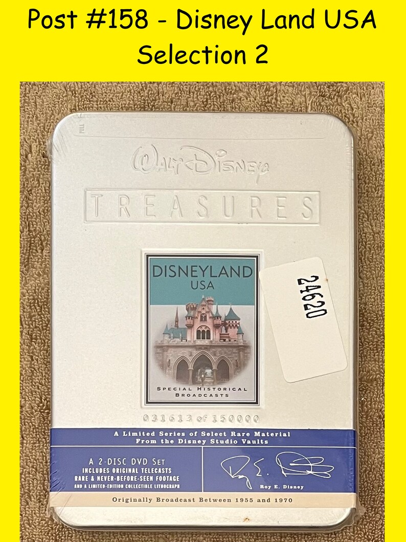K&ouml;nnte beinhalten: Ein silbernes DVD-Geh&auml;use aus Metall mit einem wei&szlig;en Etikett, auf dem das Walt Disney Treasures-Logo und der Text "Disneyland USA" zu sehen sind. Das Geh&auml;use enth&auml;lt ein Bild von Schloss Dornr&ouml;schen und den Text "Besondere historische Sendungen". Das Geh&auml;use enth&auml;lt auch den Text "Eine limitierte Serie von ausgew&auml;hltem seltenem Material aus den Disney Studio Vaults" und "Urspr&uuml;nglich ausgestrahlt zwischen 1955 und 1970".