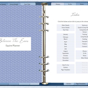 Könnte beinhalten: Ein blauer und weißer Planer mit dem Titel "Between The Ears Equine Planner". Der Planer hat einen Registerreiter-Index mit Abschnitten für Reiterdetails, Pferdedetails, Jahresübersicht, Fotos, To Do, Notizen und weitere Notizen.