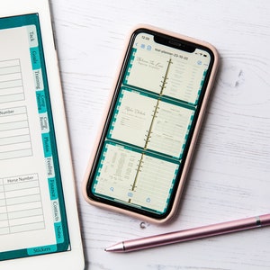 Könnte beinhalten: Nahaufnahme einer digitalen Planer-App auf einem Smartphone. Die App ist auf einer Seite mit dem Datum "23-10-29" und dem Titel "Teal Planner" geöffnet. Die App hat Registerkarten für "Welcome The Love", "Horse Details" und andere Abschnitte. Das Telefon ist rosa und hat einen weißen Hintergrund.