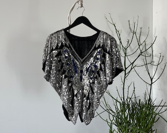 Vintage 1980s plata y lentejuelas azules brillante mariposa discoteca noche seda top