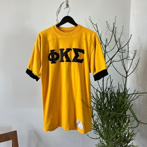 Vintage 90er Jahre Russel Athletic Brüderlichkeit Gelbes Fußball-T-Shirt, griechische Buchstaben Phi Kappa Pigment, Sandwich-Stickerei