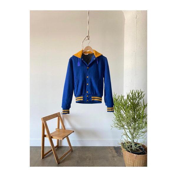 Veste universitaire bleu et jaune en laine à capuche Empire « Murphy » des années 1980, veste Teddy vintage, bomber vintage, fabriqué aux États-Unis, vintage américain