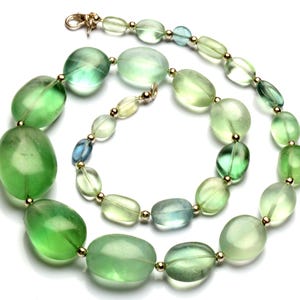 Natürlicher grüner Fluorit Edelstein 9 bis 26 mm Größe Glatte Nugget Perlen 18 &quot;Halskette