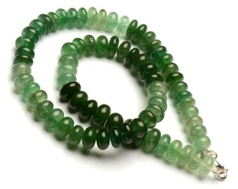 Puede incluir: Un collar de piedras preciosas verdes con cuentas redondas que se desvanecen de un tono verde más claro a un tono verde más oscuro.