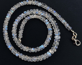 Op de afbeelding: Een witte maansteen kralenketting met een zilveren sluiting. De kralen zijn gefacetteerd en hebben een subtiele iriserende glans.