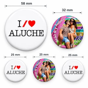 Könnte beinhalten: Fünf runde Ansteckbuttons in verschiedenen Größen. Zwei Buttons zeigen den schwarzen Text I/ [rotes Herz] ALUCHE. Drei Buttons zeigen ein Foto eines Paares auf einer bunten Treppe mit dem Text Mike R y Raquel und dem Datum 27/06/2026. Die Größen sind 58 mm, 32 mm und 25 mm.
