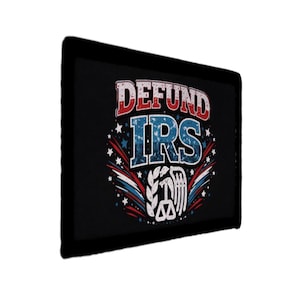 Peut inclure: Graphique rectangulaire noir avec l'inscription "DEFUND IRS" en rouge et bleu, dans un style vintage vieilli. Le design comprend des étoiles, des rayures et un emblème stylisé.