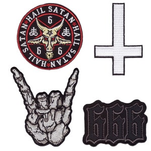 Pode incluir: Um conjunto de patches bordados com símbolos góticos e ocultos. Inclui um patch redondo com o texto "SATAN HAIL SATAN", uma cruz invertida branca, um gesto de mão de esqueleto e um patch com o número "666".