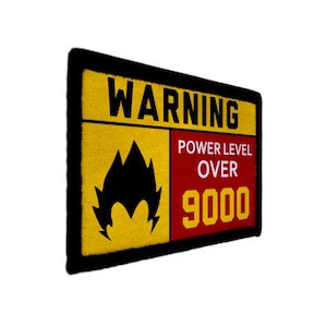 Op de afbeelding: Een rechthoekige patch met een zwarte rand. Het bovenste gedeelte is geel met het woord "WARNING" in zwart. Een zwarte vlammenafbeelding staat links. Het rechtergedeelte is rood met "POWER LEVEL OVER 9000" in geel.