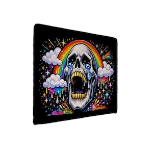 Pode incluir: Um item retangular preto com uma ilustração colorida de uma caveira chorando, um arco-íris, nuvens e estrelas. A caveira tem a boca aberta e está a chorar. O design é vibrante e detalhado.