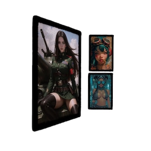 Op de afbeelding: Drie patches met illustraties in anime-stijl. De grootste toont een vrouw in een militair uniform. De kleinere patches tonen twee andere personages in anime-stijl, een met een bril en de andere met een futuristische bril.