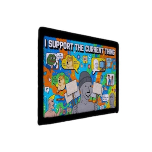 Op de afbeelding: Een kleurrijke afbeelding met de tekst "I SUPPORT THE CURRENT THING" en verschillende meme-personages. De afbeelding toont een cartoonkikker, een Shiba Inu-hond en een grijsgekleurd personage met borden.