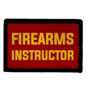 Pode incluir: Remendo retangular com as palavras "FIREARMS INSTRUCTOR" em letras douradas sobre um fundo vermelho. O remendo tem uma borda preta. Adequado para uniformes.