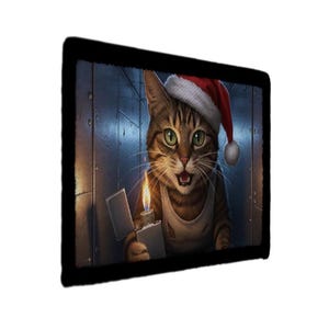 Peut inclure: Impression numérique d'un chat tigré portant un bonnet de Père Noël et un débardeur blanc, tenant un briquet allumé. Le chat a de grands yeux verts et la bouche ouverte. Le fond est bleu métallique.