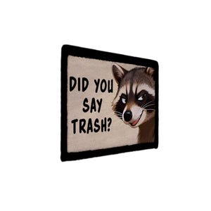 Op de afbeelding: Een rustiek houten bord met de tekst "Welcome to our home" in witte letters. Het bord heeft een verweerde afwerking en een eenvoudig, uitnodigend ontwerp, ideaal voor entree decoratie.