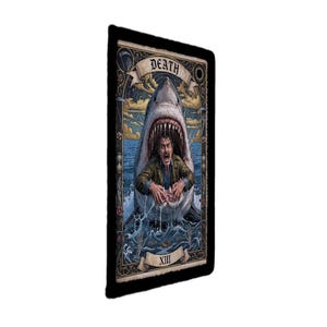 Puede incluir: Una pieza de arte mural rectangular con un diseño de carta de tarot titulado DEATH con el número romano XIII. La ilustración muestra un gran tiburón emergiendo del océano con la boca abierta, devorando a una persona. El borde es oscuro y adornado.