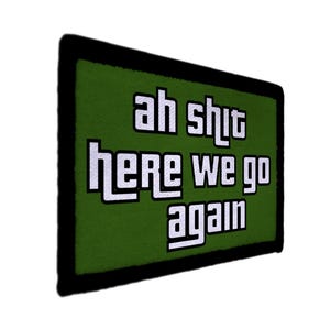 Könnte beinhalten: Ein rechteckiger Aufnäher mit grünem Hintergrund und schwarzem Rand. Der weiße Text lautet "ah shit here we go again" in einer fetten, blockartigen Schrift.