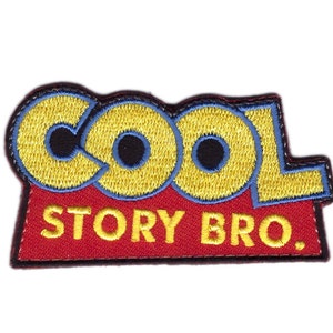 Könnte beinhalten: Gestickter Aufnäher mit den Worten "COOL STORY BRO." Das Wort "COOL" ist gelb mit blauem Umriss, und die Worte "STORY BRO." sind weiß. Der Aufnäher hat einen roten Hintergrund und einen schwarzen Rand.