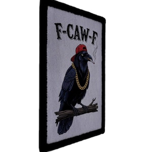 Peut inclure: Écusson rectangulaire à bordure noire. Il présente un corbeau de dessin animé portant une casquette rouge et une chaîne dorée, fumant une cigarette. Le corbeau est perché sur une branche, avec le texte "F-CAW-F" au-dessus.