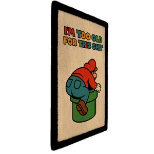Peut inclure: Écusson rectangulaire à bordure noire. Il présente une image de dessin animé d'un personnage en chemise rouge et jean bleu grimpant dans un tuyau vert. Le texte "I'M TOO OLD FOR THIS SHIT" est au-dessus du personnage.