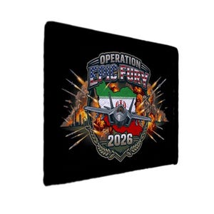 Pode incluir: Tapete de rato preto com um design de tema militar. O design inclui um caça, o texto "OPERATION EPIC FURY 2026" e um mapa com a bandeira iraniana. Explosões e elementos militares circundam a imagem central.