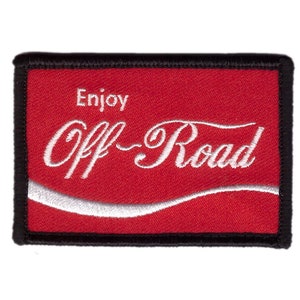 Peut inclure: Écusson rectangulaire rouge avec les mots "Enjoy Off-Road" brodés en blanc. Le patch a une bordure noire et un motif de vague blanche en bas, ressemblant à un logo de boisson populaire.