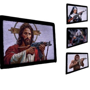 Könnte beinhalten: Aufnäher mit Illustrationen von Jesus, einer Nonne, einem Panda und einem Primaten, die jeweils ein Sturmgewehr halten. Der Jesus-Aufnäher zeigt eine Figur in roter Robe mit Heiligenschein. Die anderen Aufnäher zeigen die Nonne, den Panda und den Primaten in verschiedenen Umgebungen.