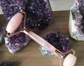 Rodillo facial de cuarzo rosa – Rodillo facial de cristal para el autocuidado – Herramienta de cuidado facial relajante – Incluye caja de regalo – Herramienta de belleza de piedra rosa