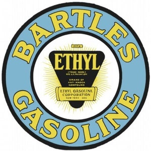 Op de afbeelding: Een blauw en geel cirkelvormig logo met de tekst "Bartles Gasoline" rond de buitenkant en "With Ethyl" in het midden. Het Ethyl-logo is een zwarte driehoek met de tekst "Ethyl" in witte letters. De tekst "Trade Mark Reg. U.S. Patent Off. Grand of Anti Knock Compound Ethyl Gasoline Corporation New York USA" staat in zwarte letters op een witte achtergrond.