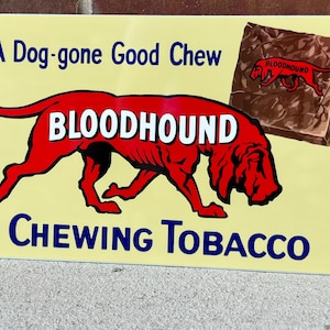 Puede incluir: Un anuncio vintage de tabaco de mascar Bloodhound. El anuncio presenta un perro de sangre de dibujos animados rojo con el texto "Bloodhound" en letras blancas. El texto "A Dog-gone Good Chew" y "Chewing Tobacco" están en letras azules sobre un fondo amarillo. Una imagen más pequeña de un tapón de tabaco marrón con el texto "Bloodhound" está en la esquina superior derecha.