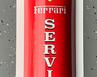 Puede incluir: Señal cilíndrica roja y blanca con el logotipo de Ferrari y la palabra "Ferrari" en letras blancas. La palabra "SERVICE" está escrita verticalmente en letras blancas.