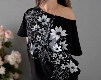 Maglietta con maniche a dolman floreali fatta a mano - Jersey nero. Top con spalle scoperte