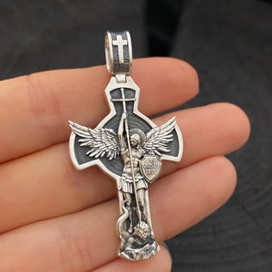 Collar con cruz de San Miguel Arcángel personalizado, colgante de escudo de Arcángel de plata, colgante de San Miguel para hombre, regalo religioso para hombres