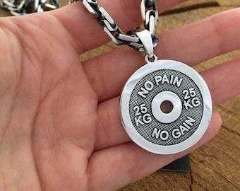 Srebrny wisiorek w kształcie talerza obciążeniowego. „Bez bólu nie ma zysku” – Bez bólu nie ma zwycięstwa.