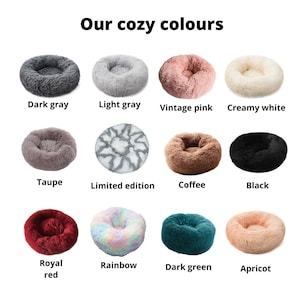 K&ouml;nnte beinhalten: Eine Sammlung von 12 runden Tierbetten in verschiedenen Farben, darunter Dunkelgrau, Hellgrau, Vintage-Rosa, Cremewei&szlig;, Taupe, limitierte Edition, Kaffee, Schwarz, K&ouml;nigsrot, Regenbogen, Dunkelgr&uuml;n und Aprikose. Die Betten sind aus weichem, flauschigem Material gefertigt und sollen Haustieren Komfort und Unterst&uuml;tzung bieten.