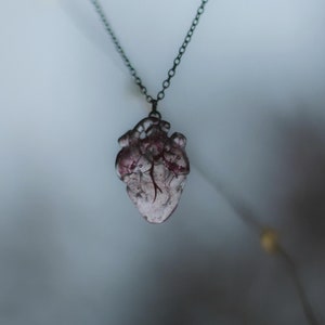 Glas Herz, anatomisches Herz Halskette, Valentinstag Geschenk, Jahrestag Paar Geschenk, klares Herz, rosa Herz Anhänger, romantisches Geschenk
